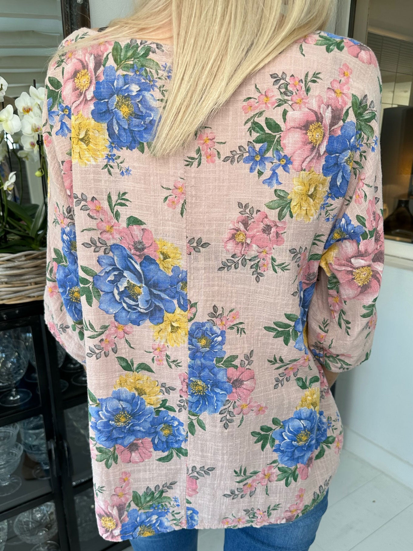 Gissele - Söt blus i linne-liknande tyg med blommönster